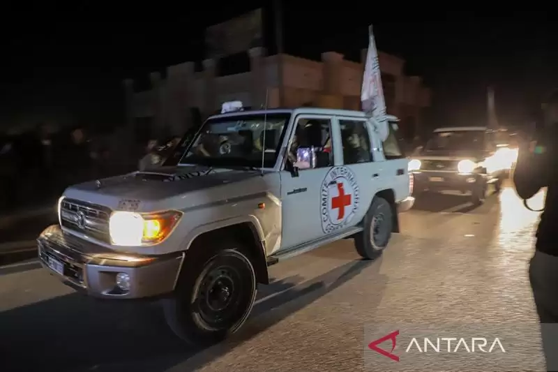 Kendaraan milik transportasi Komite Palang Merah Internasional melepaskan sandera menuju penyeberangan Rafah di Jalur Gaza selatan (24/11). [Foto: ANTARA/Xinhua/Rizek Abdeljawad/aa]