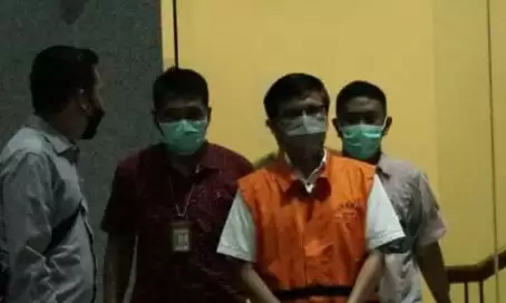 Mantan Dirut Sarana Jaya Yoory Corneles mengenakan rompi tahanan KPK (Foto: MI/An)