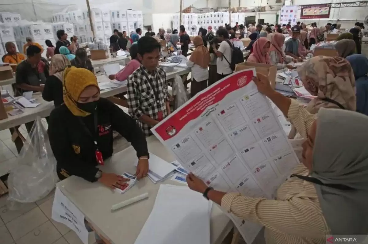 Pekerja melakukan pengecekan surat suara (Foto: Antara)