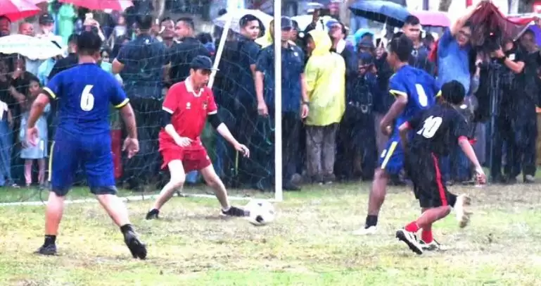 Momen Jokowi Main Bola dengan Warga Sleman [Foto: Instagram/@jokowi]