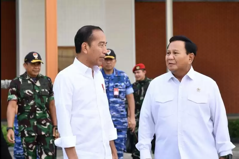 Presiden Joko Widodo (Jokowi) dan Menteri Pertahanan Prabowo Subianto di Pangkalan TNI AU Halim Perdanakusuma, Jakarta,  Jumat (8/3/2024). (Foto: Sekretariat Presiden)