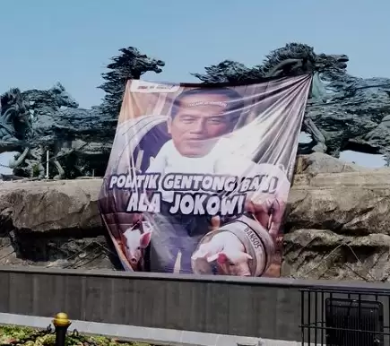 Baliho Joko Widodo bertuliskan 'Politik Gentong Babi Ala Jokowi' di kawasan Patung Kuda, Kamis (8/2) (Foto: MI/Aswan)