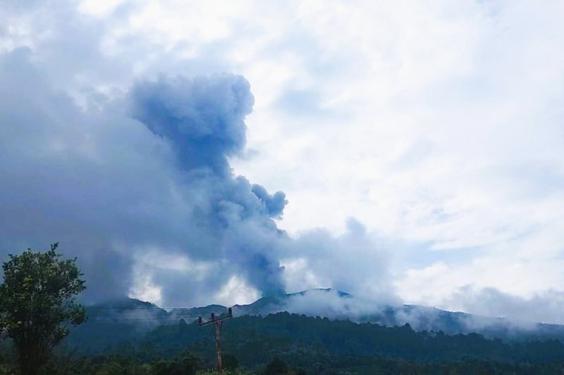 Gunung Marapi (2.891) mdpl mengeluarkan hembusan abu vulkanik. PVMBG tetap memberikan status level III siaga setelah evaluasi di awal Februari 2024 .(Foto: ANTARA)