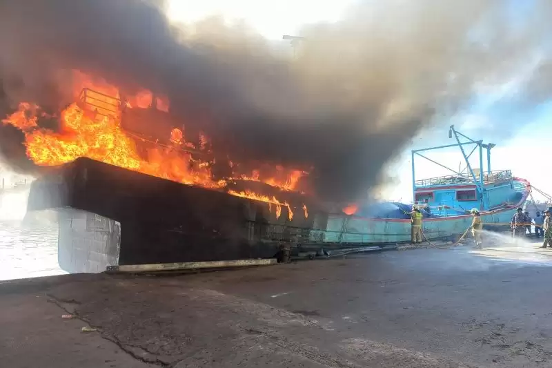 Kapal terbakar di Pelabuhan Muara Baru, Penjaringan, Jakarta Utara, Rabu (20/3/2024). [Foto: ANTARA]