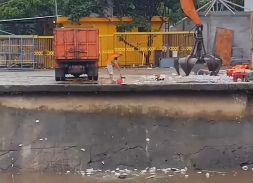 Petugas kebersihan buah sampah ke aliran Pintu Air Manggarai, Jakarta Selatan. [Foto: Instagram/@jakartaselatan24jam]