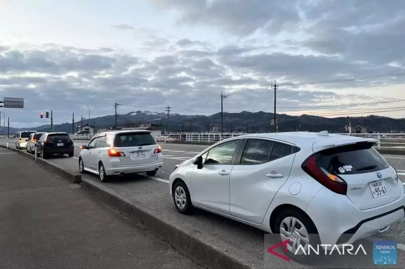 Sejumlah kendaraan menunggu informasi lebih lanjut di pintu tol di Kota Oyabe, Prefektur Toyama, Jepang, 1 Januari 2024 (Foto: ANTARA)