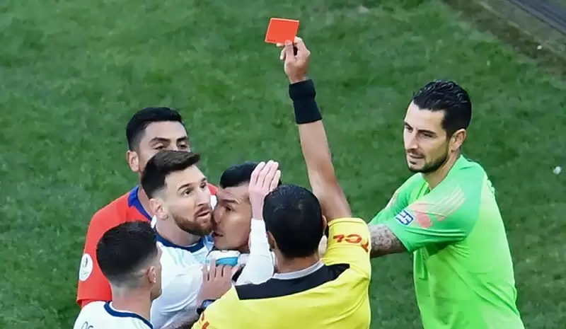 Wasit Mario Diaz de Vivar (tampak belakang) memberikan kartu merah kepada kapten tim nasional Argentina Lionel Messi. (ANTARA/AFP/Evaristo Sa)