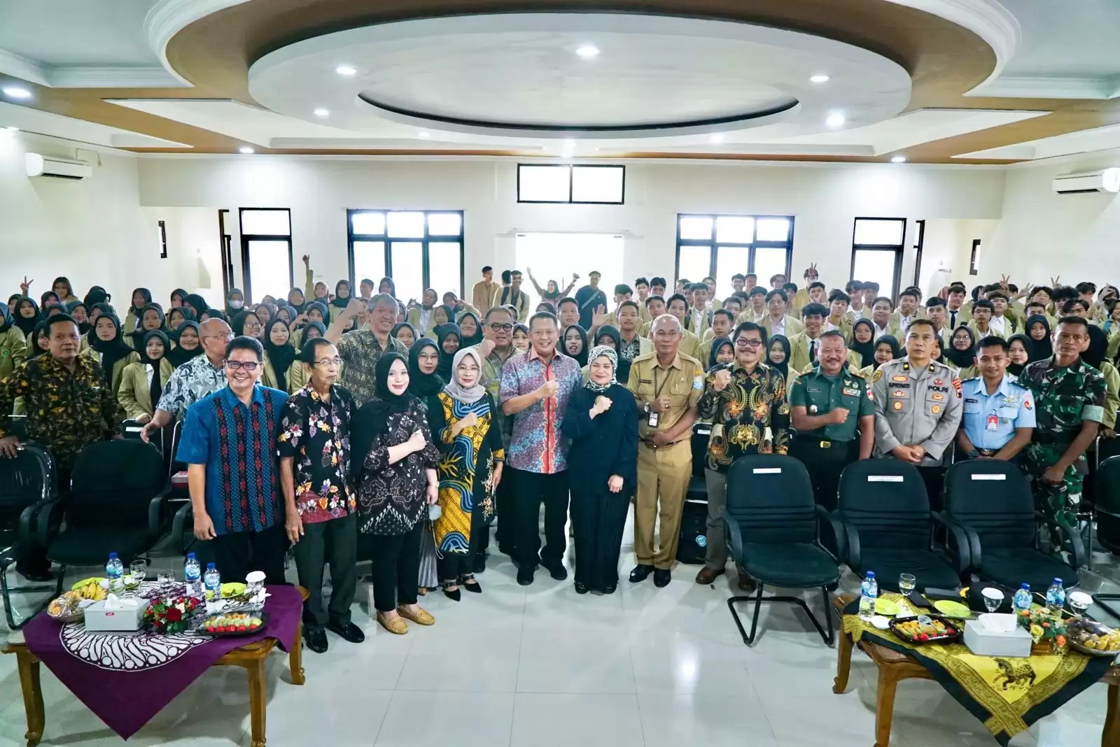 Ketua MPR RI Bambang Soesatyo, foto bersama sivitas akademika Universitas Perwira Purbalingga (UNPERBA), di kampus UNPERBA, Senin (29/1). [Foto: Doc. MPR]