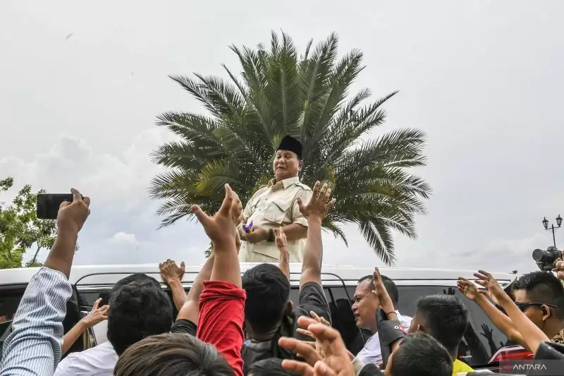Prabowo Subianto menyalami warga saat kampanye di kawasan Masjid Agung Banten, Kota Serang, Banten, Minggu (3/12) (Foto: ANTARA)