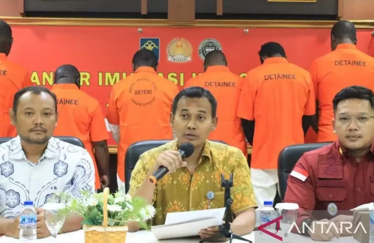 Kepala Kantor Imigrasi Jakarta Pusat Wahyu Hidayat memberikan keterangan di Kantor Imigrasi, Kemayoran, Jakarta (Foto: Antara)