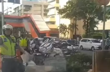 Polantas menghentikan motor yang sedang mengawal ambulans. [Foto: Instagra,/@infojakbar24]