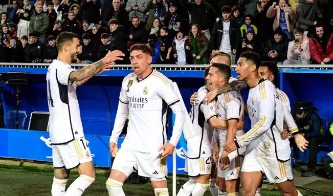 Penyerang Real Madrid Lucas Vazquez (tengah) merayakan gol bersama rekan-rekan setimnya pada pertandingan Liga Spanyol melawan Alaves di Stadion Mendizorroza, Vitoria, Kamis (21/12). (Foto: ANTARA)