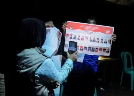 Anggota KPPS menunjukkan surat suara pemilihan DPD di TPS 02 Desa Kanekes, Lebak, Banten, Rabu (14/2) (Foto: Repro Antara)