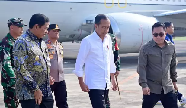 Presiden Joko Widodo (Jokowi) tiba di Pangkalan Udara Utama TNI AD Ahmad Yani, Kota Semarang, Jawa Tengah, Jumat (22/3/2024). [Foto: Setpres]