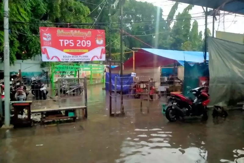 TPS 029 RW 16 Penjaringan Kota Jakarta Utara, rusak akibat terendam banjir dan angin kencang pada Selasa (14/2). [Foto: ANTARA]