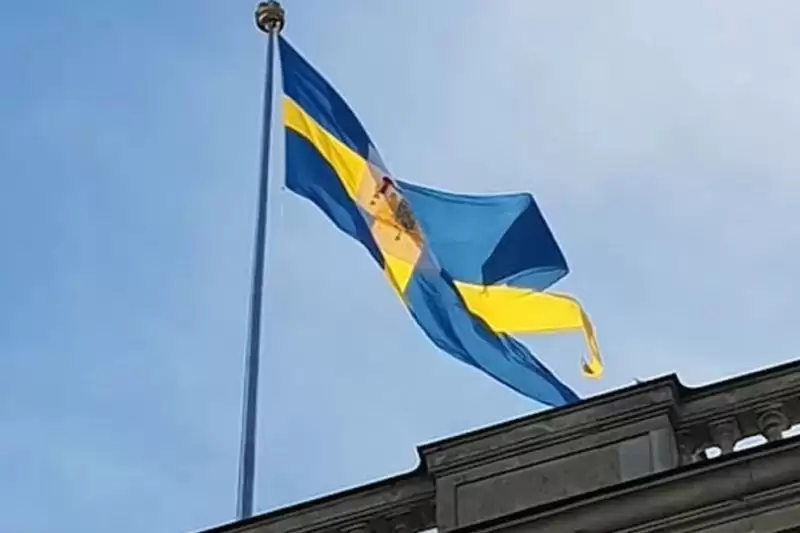 Bendera Swedia berkibar di atas Istana Kerajaan di Stockholm. (Foto: Wikimedia/GreatesMoom)