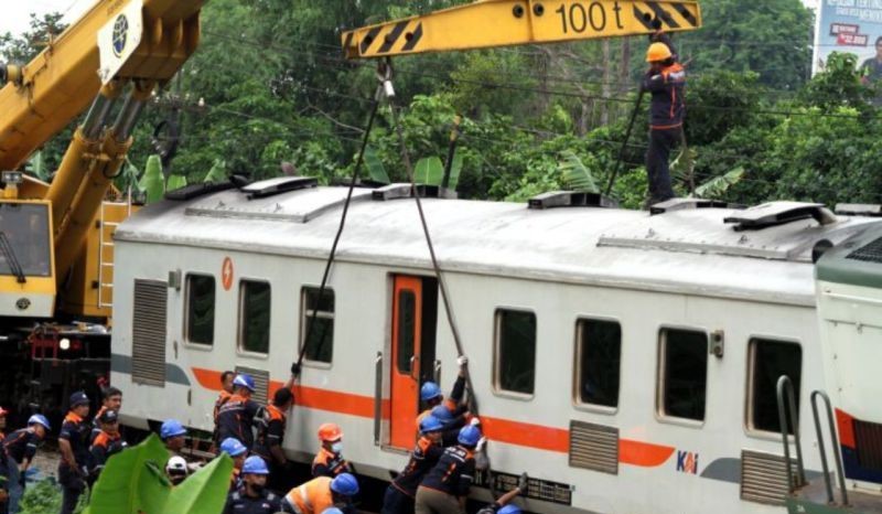 Crane mengevakuasi kereta api KA Pandalungan relasi Gambir-Surabaya-Jember yang anjlok Minggu (14/1/2024). (Foto: ANTARA)