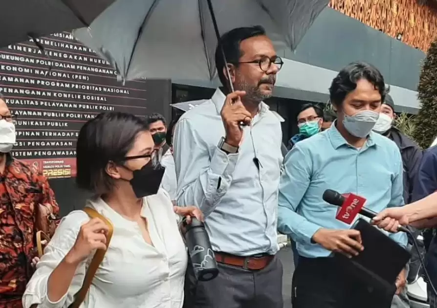 Haris Azhar (tengah) dan Fatia Maulidiyanti (kiri) berikan keterangan kepada wartawan di Polda Metro Jaya, Jakarta, Selasa (18/1)