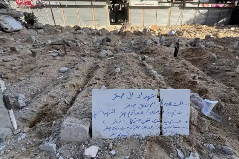 Jenazah warga Palestina yang tewas dalam serangan Israel dikuburkan di tanah kosong di sekitar jalanan di Jabalia [Foto: Antara]