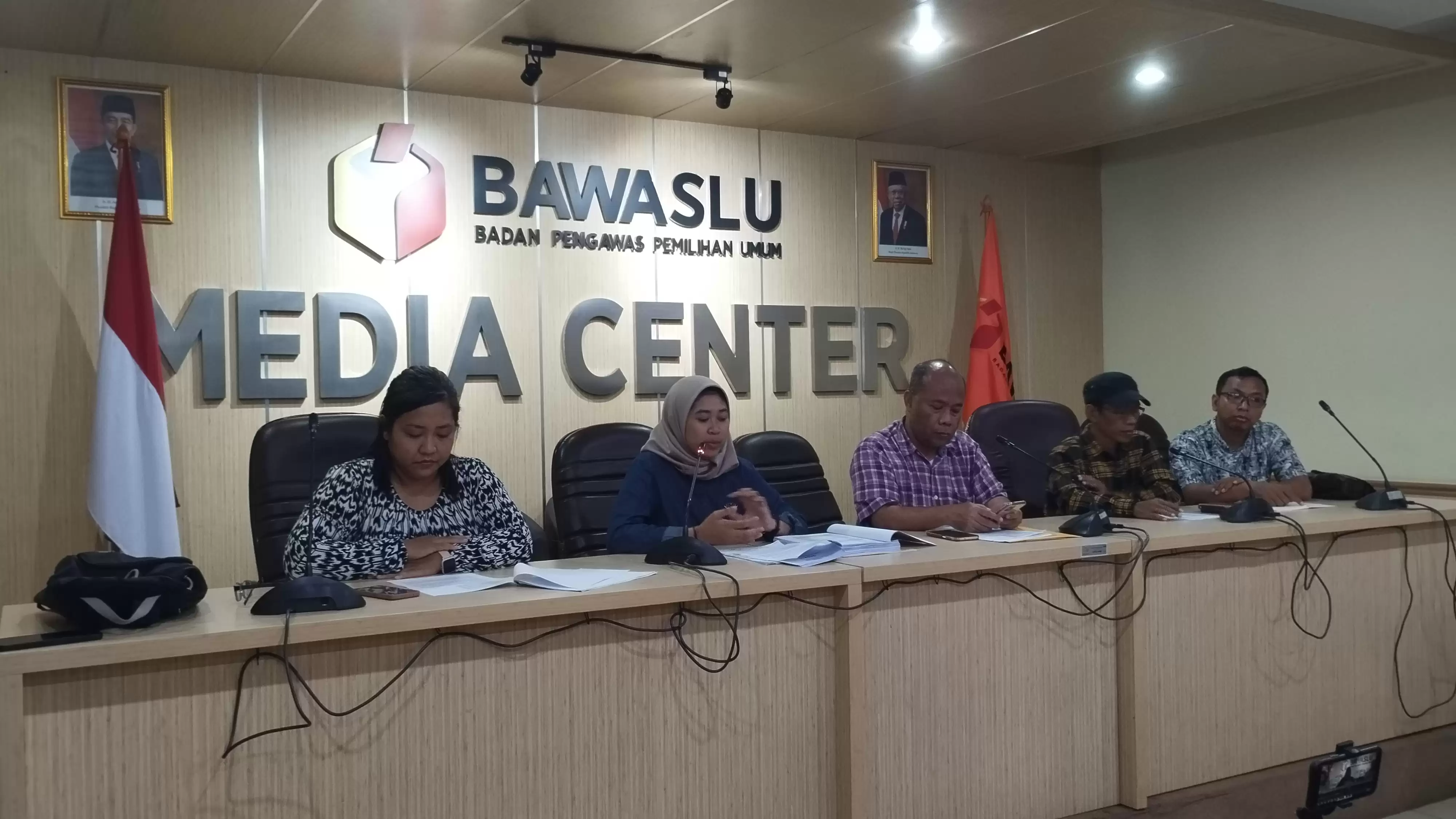 Perkumpulan Indonesia untuk Buruh Migran Berdaulat Migrant CARE saat konferensi pers di Bawaslu RI (Foto: MI/Dhanis)