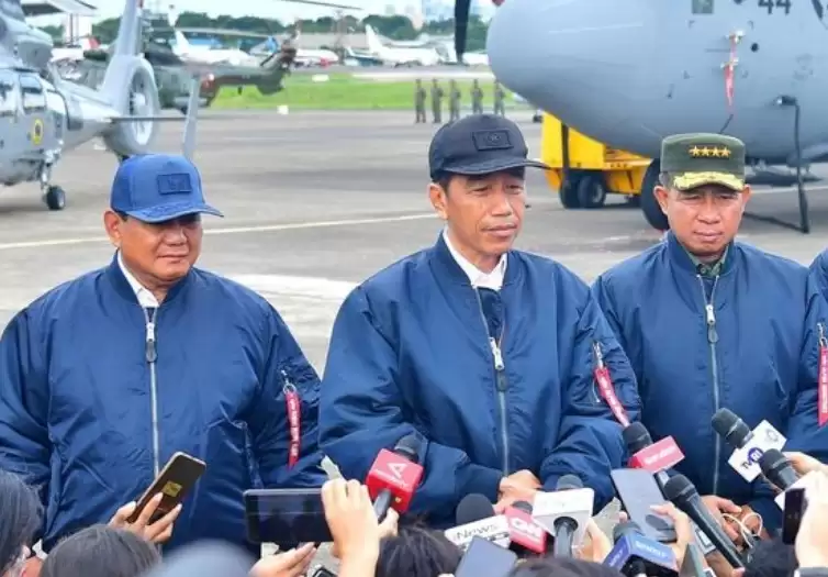 Prabowo Subianto (kiri), Joko Widodo (tengah) dan Panglima TNI Jenderal Agus Subiyanto (Foto: MI/Repro/Ist)