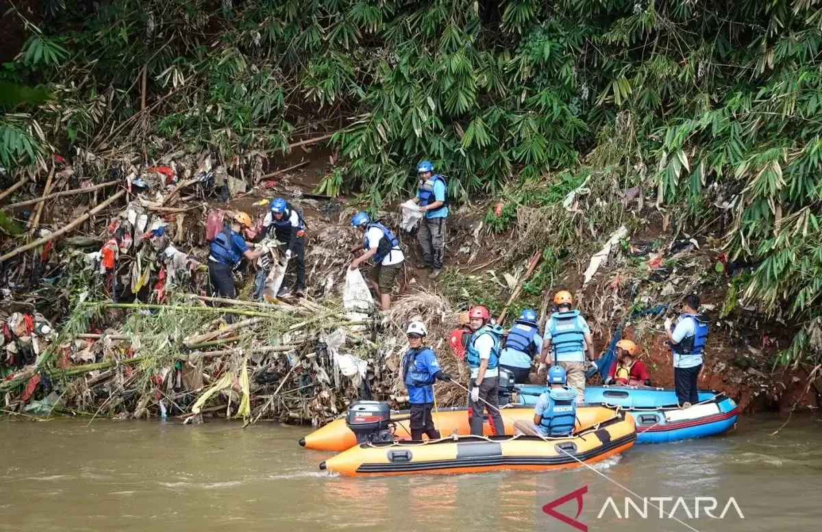 Relawan Prabowo Gibran membersihkan bantaran Sungai Ciliwung dalam acara Aksi Ciliwung River Clean Up di kawasan Srengseng Sawah, Jakarta Selatan, Jakarta, Minggu (Foto Antara)