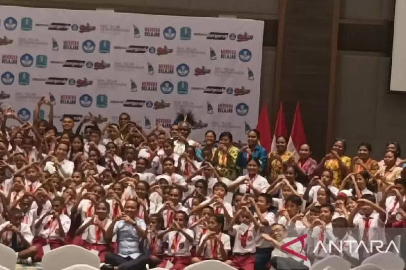 Presiden Joko Widodo bersama sejumlah menteri bergambar bersama dengan siswa [Foto: Ant]