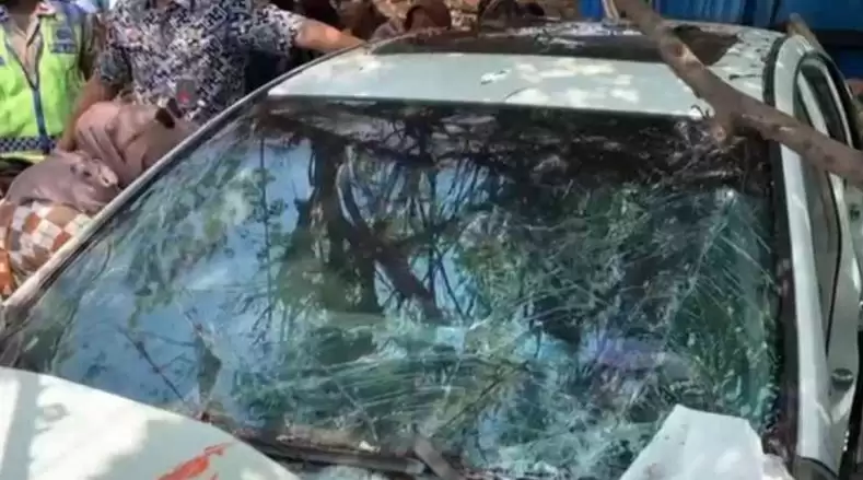 Sebuah mobil terlempar sejauh puluhan meter usai tertabrak Kereta Api Airlangga di perlintasan sebidang Bulak Kapal, Kota Bekasi, Jawa Barat, Sabtu. (Foto: ANTARA)