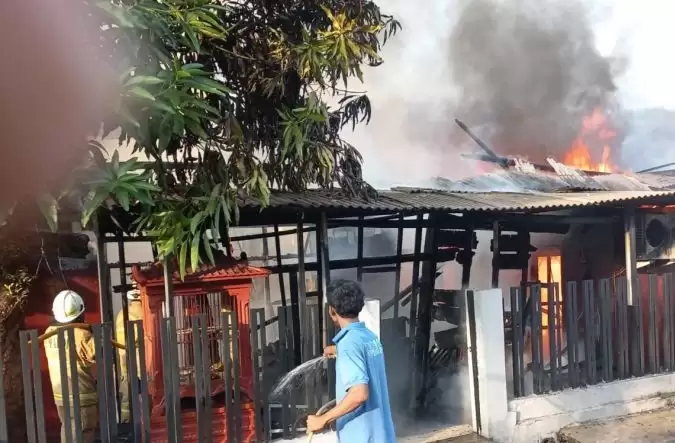 Kebakaran yang menghanguskan sebuah rumah di Jalan Raya Kalimantan 1 Kelurahan Gedong, Kecamatan Pasar Rebo, Jakarta Timur, Kamis (14/12). [Foto: ANTARA/HO-Sudin Gulkarmat Jakarta Timur]