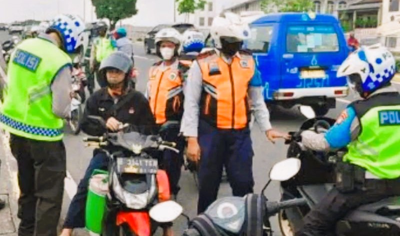 Dinas Perhubungan (Dishub) DKI Jakarta bersama TNI dan Ditlantas Polda Metro Jaya melakukan pengawasan dan penindakan terhadap pengendara roda dua yang melawan arah di sejumlah ruas jalan di DKI Jakarta, Kamis (22/2/2024). (Foto: ANTARA)