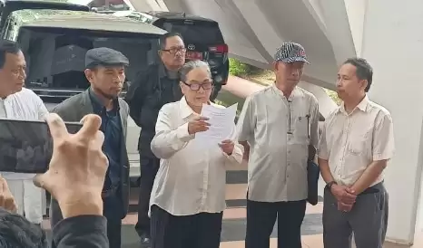 Deklarasi Forum Guru Besar dan Dosen Unhas untuk menyelamatkan demokrasi di Indonesia digelar di halaman depan Rektorat Unhas Makassar, Sulawesi Selatan.