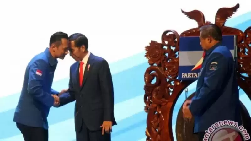 Agus Harimurti Yudhoyono bersalaman dengan Joko Widodo, Susilo Bambang Yudhoyono (kanan) (Foto: Antara)