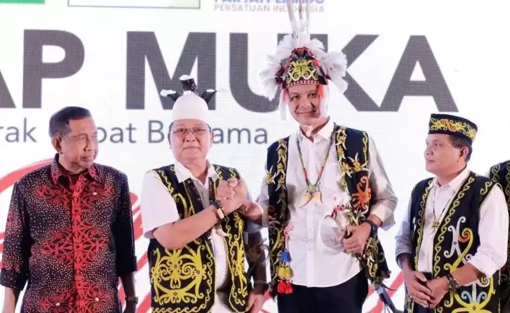 Capres Ganjar Pranowo diangkat sebagai warga kehormatan adat Dayak Kenyah di Balikpapan, Kalimantan Timur, Selasa (5/12). [Foto: ANTARA/HO-Tim Media Ganjar Pranowo]