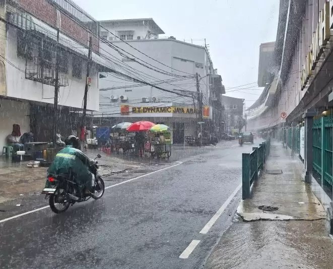 Hujan deras melanda kawasan Stasiun Sawah Besar, Jakarta Pusat, Kamis (29/2). [Foto: ANTARA]