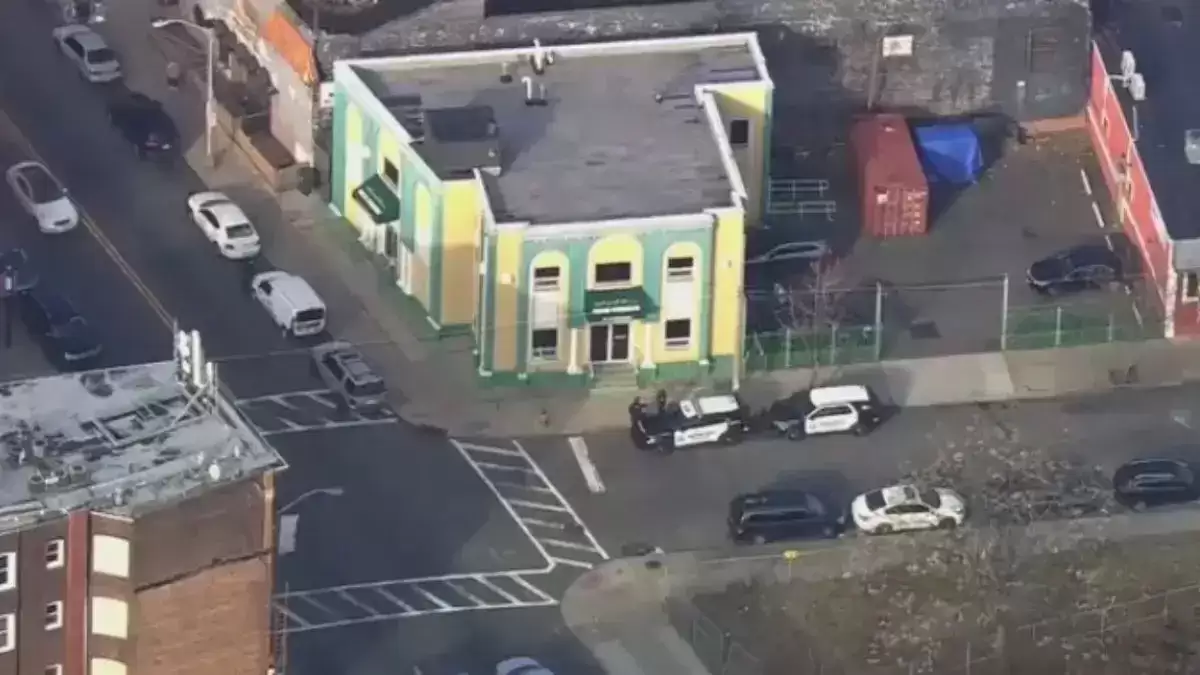 Petugas kepolisian tampak berjaga di lokasi penembakan Imam Hassan Sharif tepat depan Masjid Muhammad-Newark. [Foto: Fox News]