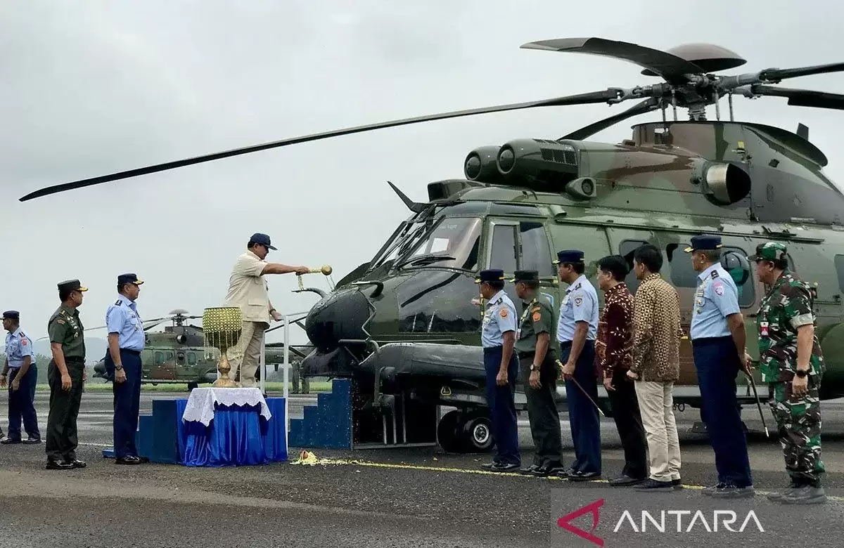 Menhan Prabowo Subianto saat menyiramkan air kembang ke hidung helikopter Airbus Helicopters H225M dalam acara penyerahan delapan unit helikopter H225M di Pangkalan Udara Atang Sendjaja, Bogor, Jawa Barat (Foto: Antara)