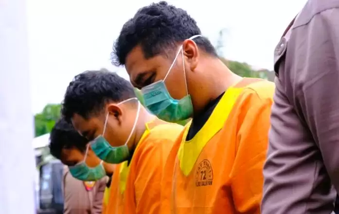 Para pelaku yang berhasil diringkus Polresta Samarinda akibat melakukan penyalahgunaan beras SPHP Bulog, Balikpapan, Rabu. (Foto: ANTARA)
