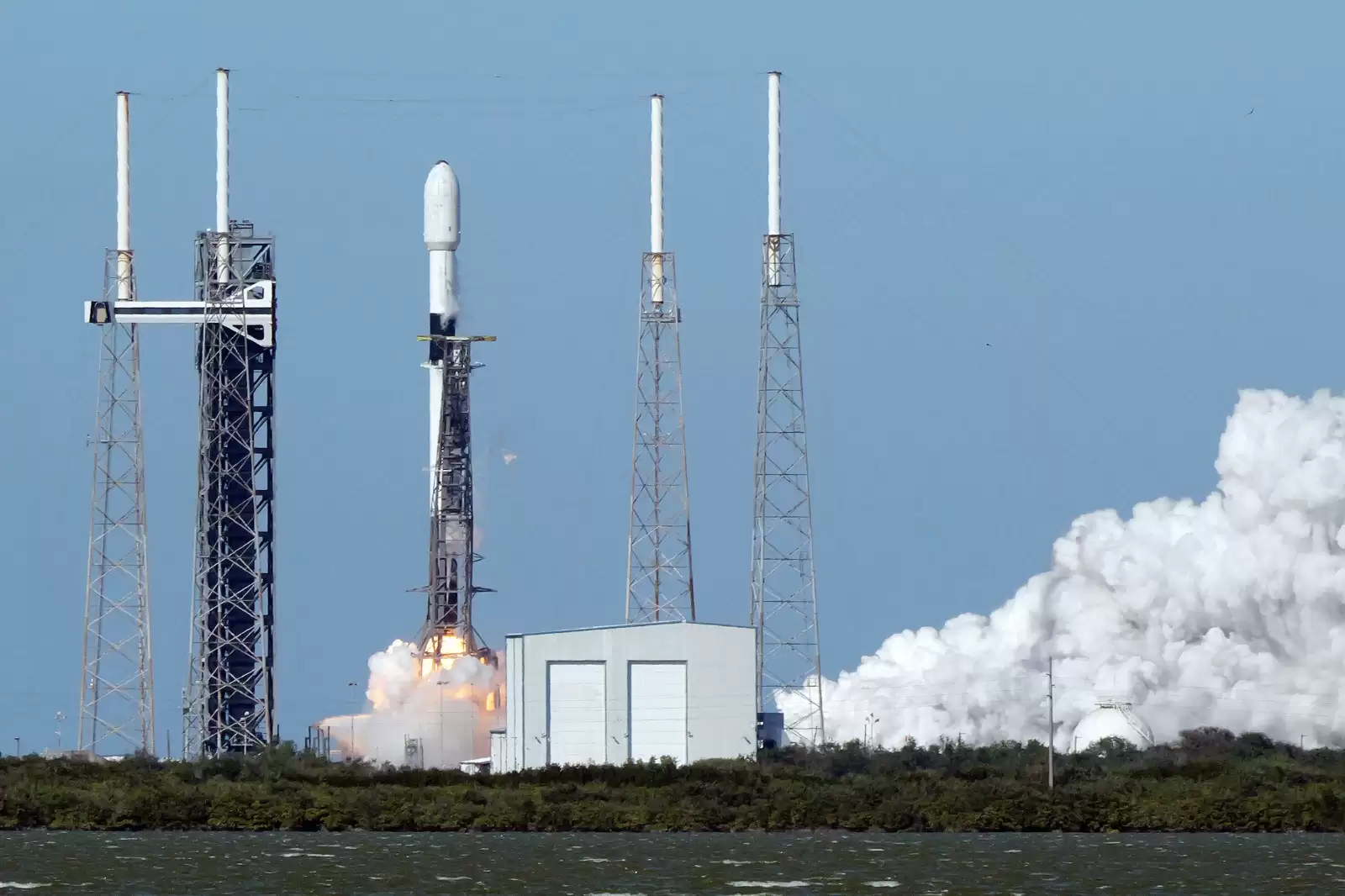 Roket Falcon 9 yang meluncur dari Cape Canaveral Florida mengantarkan Satelit Merah Putih 2 menuju orbit, Selasa (20/2) (Foto: Telkom Group)
