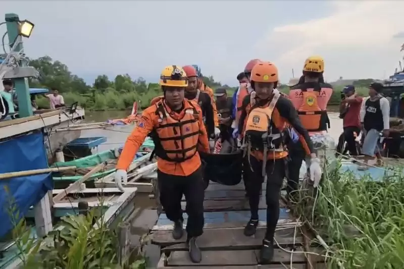 Tim SAR gabungan menemukan seorang awak kapal motor (KM) Maju Makmur yang tenggelam di perairan Muara Angke, Penjaringan, Jakarta Utara, Rabu (10/1). [Foto: Antara]