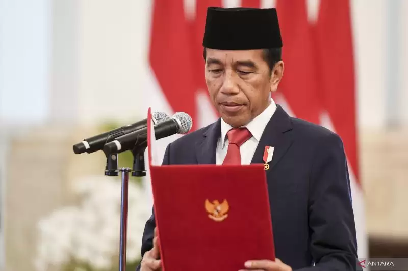 Ilustrasi - Presiden Joko Widodo membacakan surat keputusan saat melantik DPP LVRI di Istana Negara, Jakarta, Rabu (22/11/). [Foto: ANTARA/Hafidz Mubarak A/Spt.