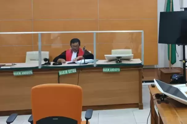 Hakim Tunggal PN Jaksel Tumpanuli Marbun (kiri) membacakan putusan gugatan praperadilan di Jakarta, Selasa (27/2).