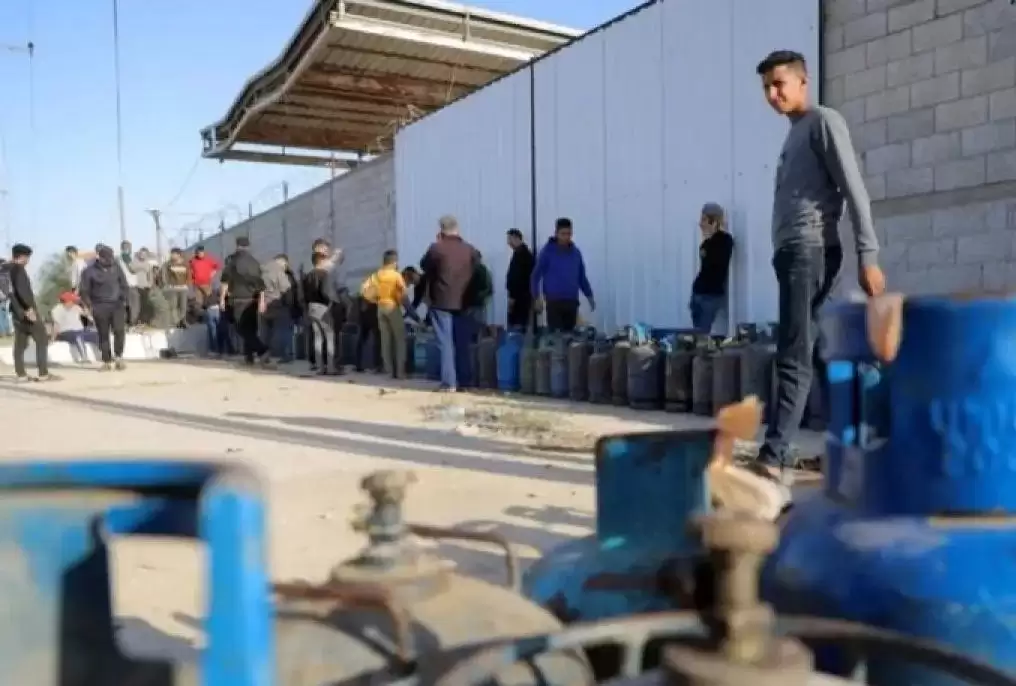 Sejumlah orang menunggu untuk mengisi tabung gas di Kota Rafah, Jalur Gaza selatan, Jumat (24/11). [Foto: ANTARA/Xinhua/Rizek Abdeljawad/am]