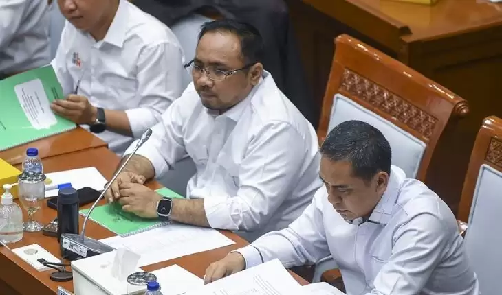 Menteri Agama Yaqut Cholil Qoumas (kiri) didampingi Saiful Rahmat Dasuki (kanan) mengikuti rapat kerja bersama Komisi VIII DPR di Kompleks Parlemen, Senayan, Jakarta, Senin (13/11). [Foto: ANTARA]