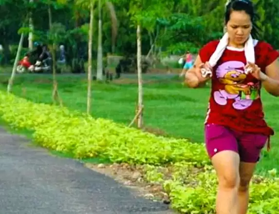Seorang perempuan berolahraga jalan atau lari santai di jogging track kawasan Universitas Tanjungpura. (Foto: ANTARA)