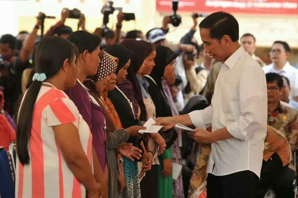 Ilustrasi - Presiden Joko Widodo (Jokowi) saat memberikan Bantuan Sosial (Bansos). (Foto: dok setkab)