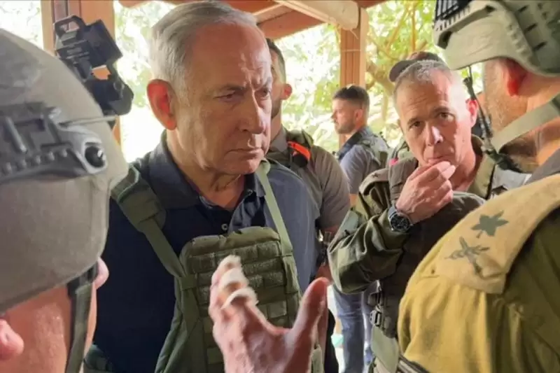 PM Israel Benjamin Netanyahu saat berbincang dengan tentara (Foto: Ist)