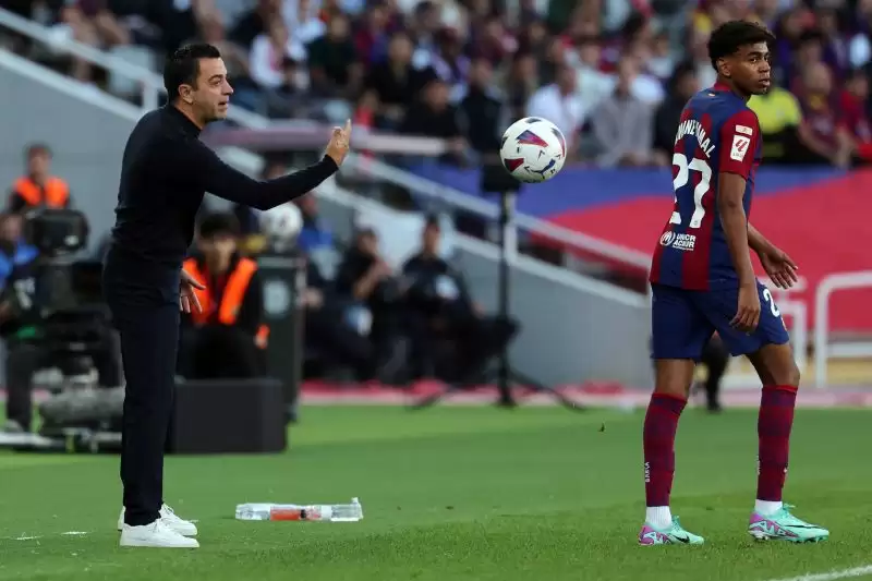 Pelatih Barcelona Xavi Hernandez (kiri). (Foto: AFP/LLUIS GENE/LLUIS GENE)