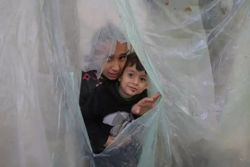 Warga Palestina di tempat penampungan sementara di Kota Khan Younis di Jalur Gaza Selatan, Rabu (13/12). [Foto: ANTARA]