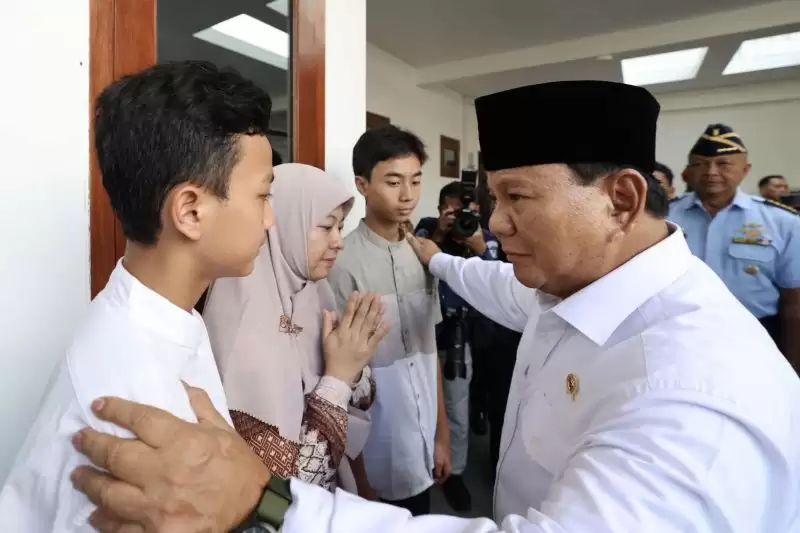 Menhan Prabowo Subianto (kanan) saat menemui keluarga korban kecelakaan pesawat TNI AU, Sabtu (18/11). [Foto: Ant]