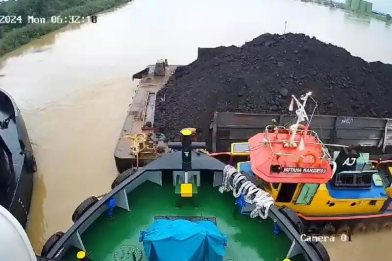 Kapal Pengangkut Batu Bara Tabrak Pelabuhan Pelindo